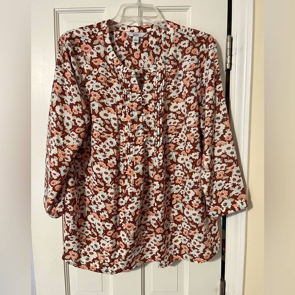 Pretty Croft & Barrow floral top size large